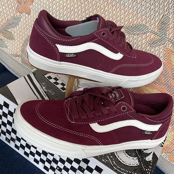 Vans WMNS Gilbert Crockett
Mauve Wine
VN0A5JIFALO
Sneakers - Picture 11 of 16